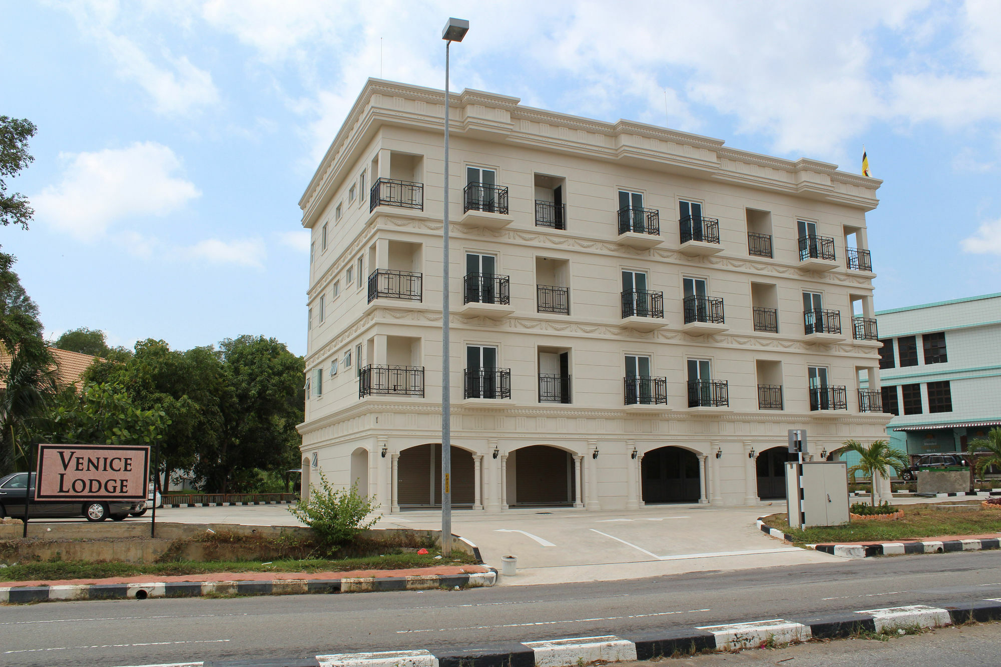 Venice Lodge Μπαντάρ Σερί Μπεγκαβάν Εξωτερικό φωτογραφία